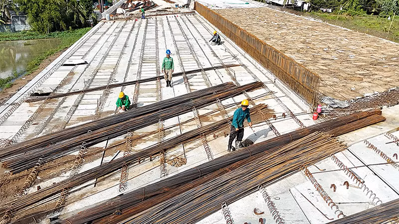 Cao tốc Cần Thơ-Hậu Giang được các nhà thầu triển khai thi công. (Ảnh MỸ LỆ) 