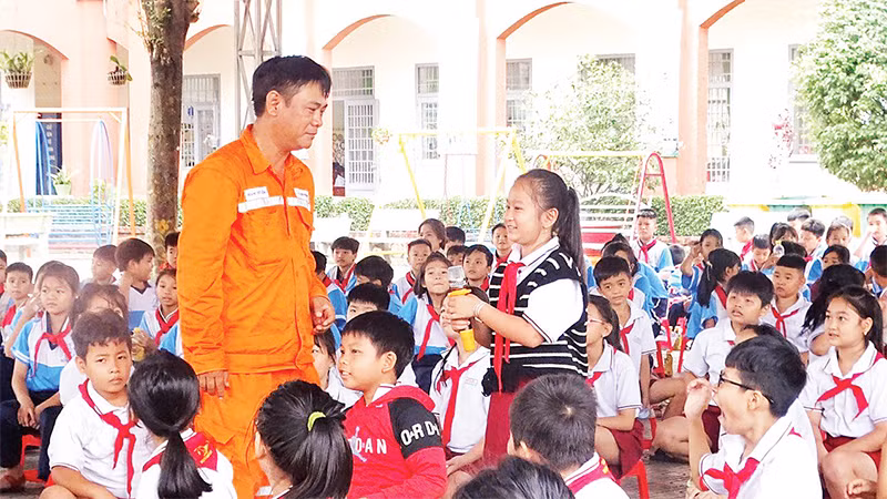 Tuyên truyền tiết kiệm điện trong trường học tại huyện Vĩnh Cửu, tỉnh Ðồng Nai. 