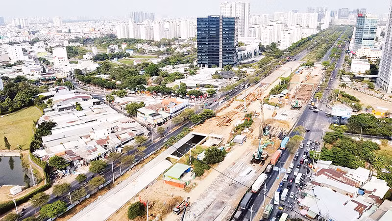 Nút giao Nguyễn Văn Linh-Nguyễn Hữu Thọ được rào chắn để làm hầm chui (hướng Quận 7 đi Nhà Bè và ngược lại). (Ảnh Thế Anh) 