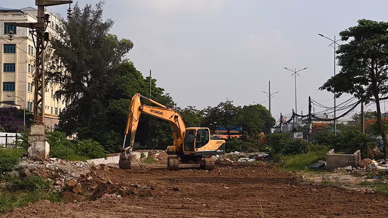 Công trình thi công gói thầu số 9 dự án mở rộng Quốc lộ 1 đoạn Văn Ðiển-Ngọc Hồi. (Ảnh ÐĂNG ANH)