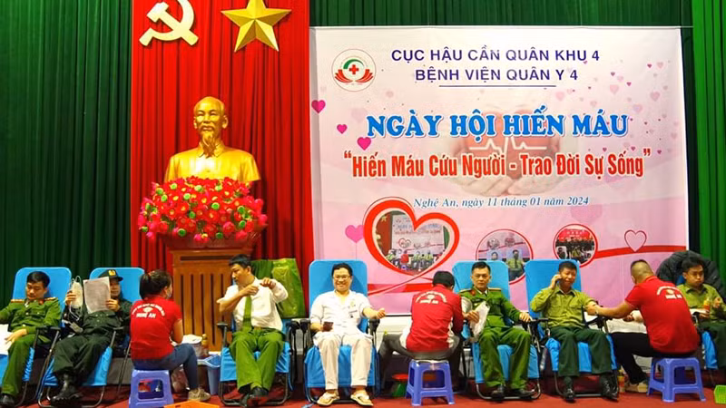 Một buổi hiến máu tình nguyện do Bệnh viện Quân y 4 (Cục Hậu cần Quân khu 4) phối hợp Trung tâm Huyết học truyền máu tỉnh Nghệ An và các đơn vị tổ chức. 