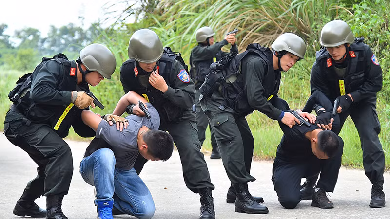 Diễn tập chống khủng bố trong đợt huấn luyện đặc biệt của lực lượng đặc nhiệm, Bộ Tư lệnh Cảnh sát cơ động. (Ảnh THỦY NGUYÊN) 