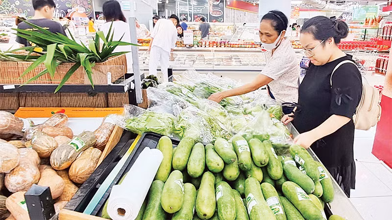 Người dân mua hàng tại siêu thị Winmart Royal City. 