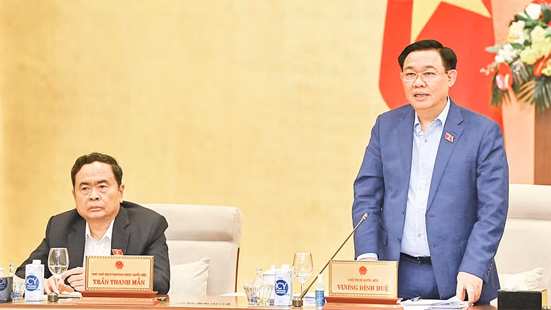 Chủ tịch Quốc hội Vương Ðình Huệ phát biểu bế mạc phiên họp thứ 29 Ủy ban Thường vụ Quốc hội. (Ảnh: DUY LINH) 