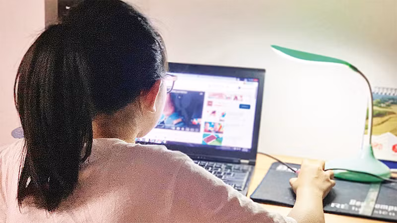 Các bậc phụ huynh cần tìm hiểu, chia sẻ và hướng dẫn con em mình sử dụng mạng xã hội. 