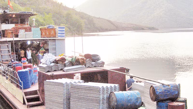 Một chiếc thuyền cập bến chờ phiên chợ chính vào sáng hôm sau tại khu vực Vạn Yên, xã Tân Phong, huyện Phù Yên (Sơn La).