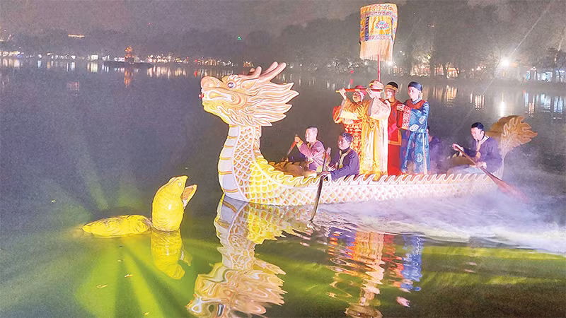 Tái hiện huyền thoại Vua Lê Thái Tổ ngự thuyền rồng trả gươm báu cho rùa thần trên hồ Hoàn Kiếm. 