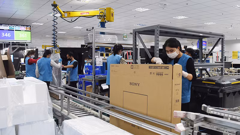 Công nhân Công ty TNHH Competition Team Technology (Việt Nam) đóng gói sản phẩm màn hình tinh thể lỏng công nghệ cao tại Khu công nghiệp Ðông Mai, tỉnh Quảng Ninh. (Ảnh KHÁNH AN) 