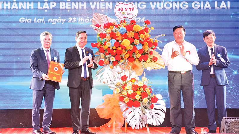 Thứ trưởng Y tế Ðỗ Xuân Tuyên trao quyết định thành lập Bệnh viện Hùng Vương Gia Lai. 