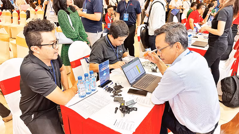 Các doanh nghiệp sản xuất công nghiệp hỗ trợ Việt Nam tiếp xúc, giới thiệu sản phẩm với đại diện một doanh nghiệp FDI-nhà mua hàng (ngoài cùng bên phải). 