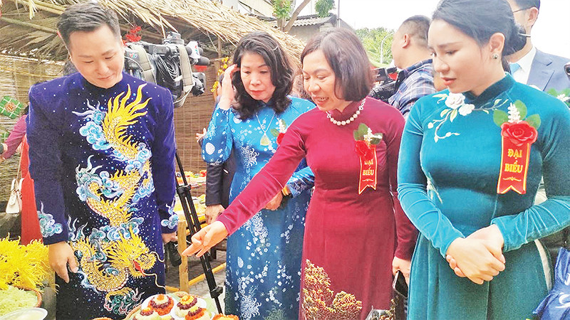 Các đại biểu tham quan gian hàng giới thiệu sản phẩm tại Lễ hội Xôi Phú Thượng 2024. 