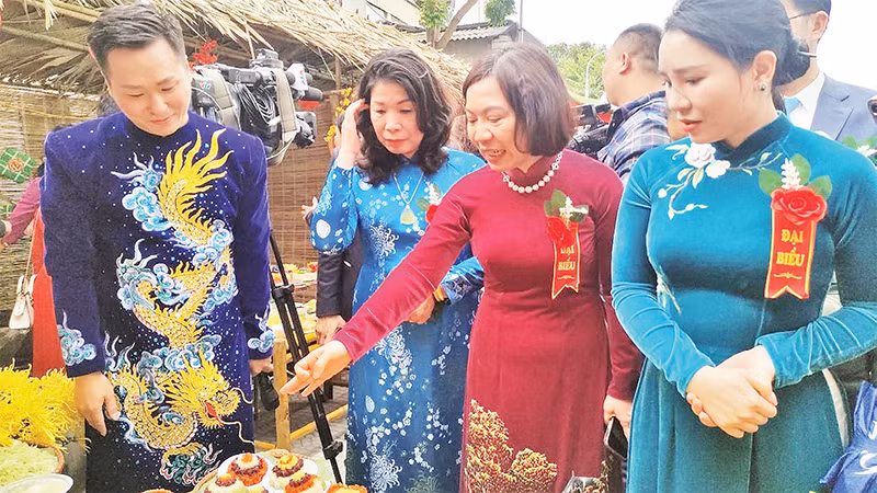 Các đại biểu tham quan gian hàng giới thiệu sản phẩm tại Lễ hội Xôi Phú Thượng 2024. 