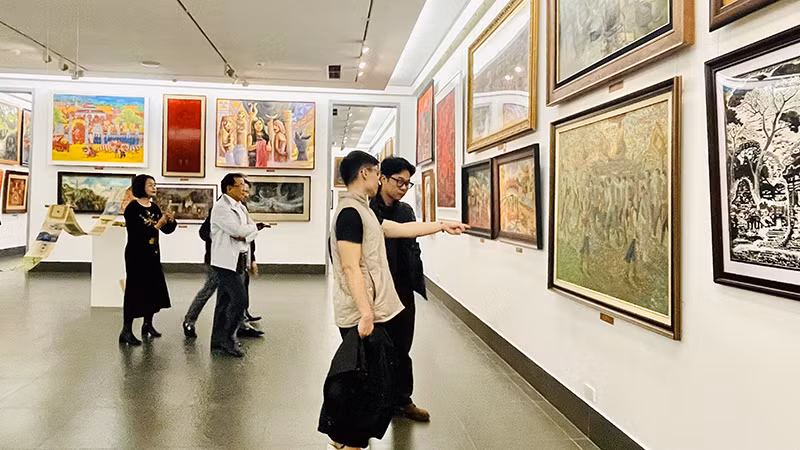 Một góc triển lãm "Di sản văn hóa Việt Nam qua hội họa". 