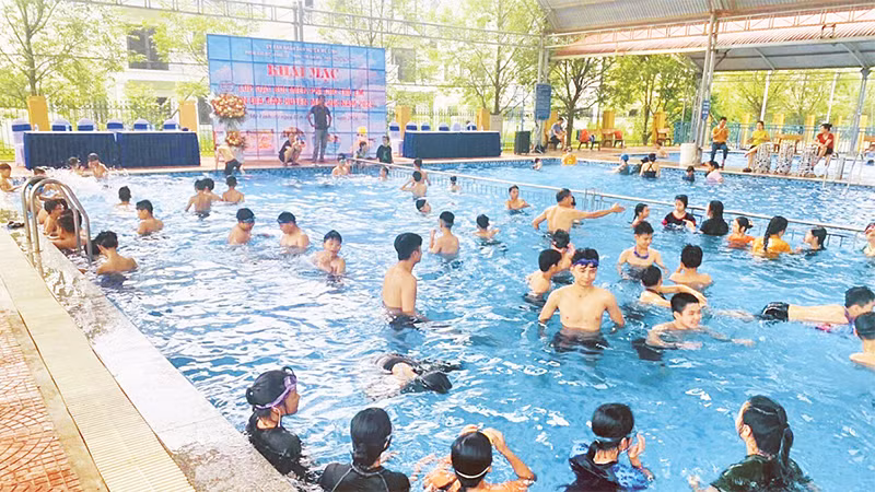 Lớp dạy bơi miễn phí cho trẻ em trên địa bàn huyện Mê Linh. (Ảnh THÙY PHẠM) 
