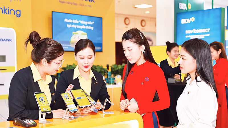 Khách hàng trải nghiệm tương tác cùng Robot OPBA của Nam Á Bank. 