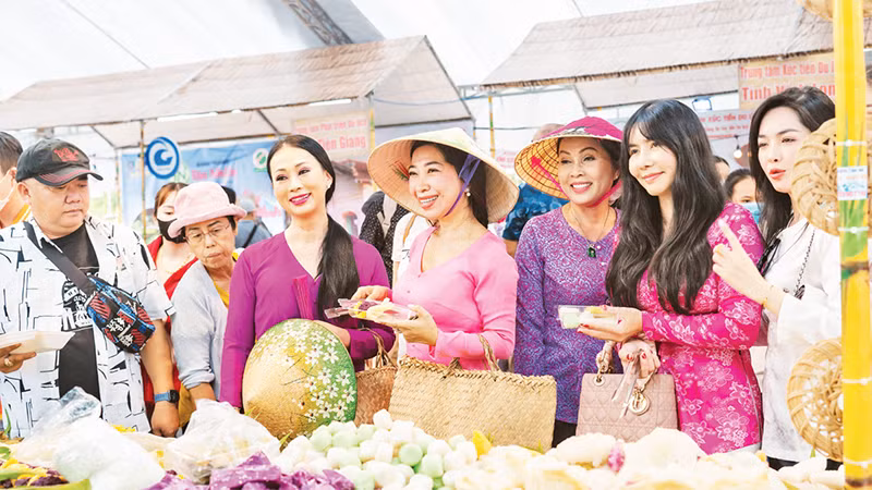 Du khách tham quan các gian hàng trưng bày bánh dân gian.