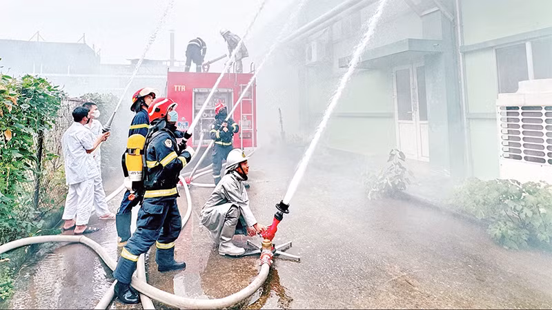 Huyện Thanh Trì tổ chức diễn tập phòng cháy, chữa cháy. (Ảnh NGỌC QUÂN) 