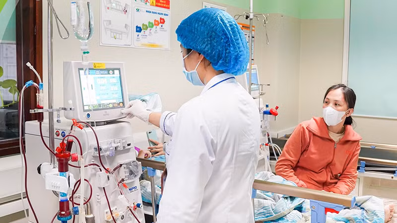 Ðiều dưỡng tham gia điều trị cho bệnh nhi sau ghép thận tại Bệnh viện Nhi Trung ương. 