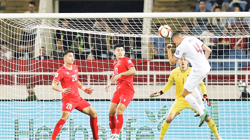 Một pha "thủng lưới" của đội tuyển Việt Nam (áo đỏ) trong trận thua Indonesia 0-3. (Ảnh VFF) 