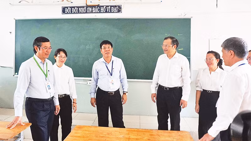 Ðoàn công tác của Bộ Giáo dục và Ðào tạo kiểm tra công tác chuẩn bị kỳ thi tốt nghiệp THPT năm 2024 tại Thành phố Hồ Chí Minh. 