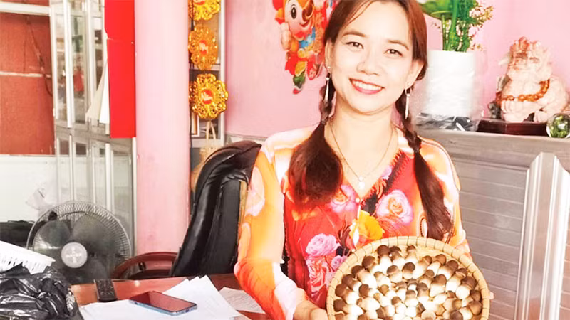 Chị Châu Thị Nương tự tin khởi nghiệp bằng nghề trồng và chế biến nấm sạch. 