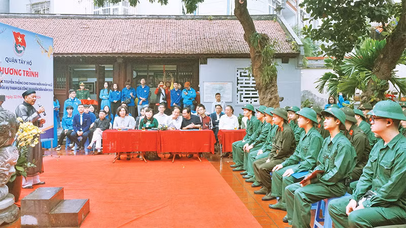 Quận Tây Hồ chú trọng giáo dục công tác chính trị-tư tưởng với thế hệ trẻ trong xây dựng người Hà Nội thanh lịch, văn minh. 