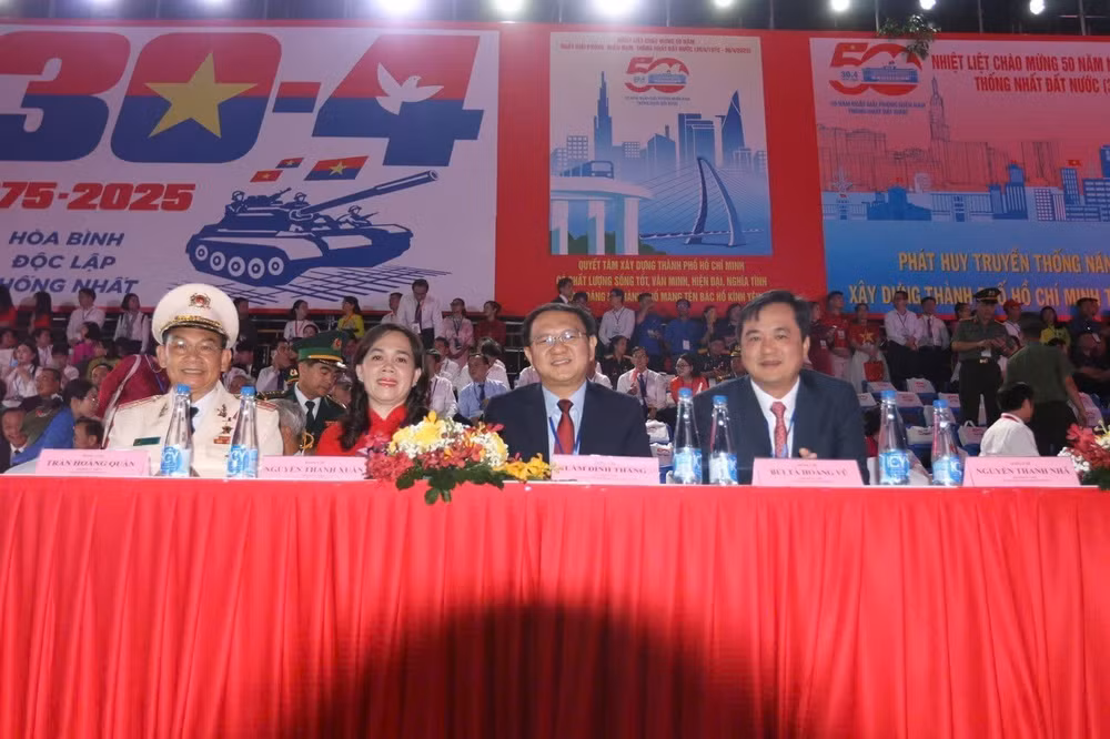 Các đại biểu có mặt từ sớm để ổn định vị trí tại khu vực chính tổ chức buổi lễ trên đường Lê Duẩn (Ảnh TTXVN)