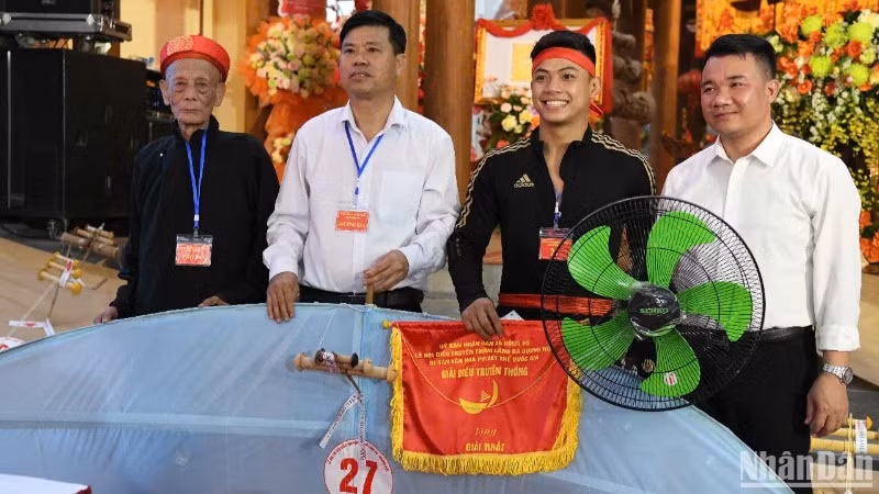 Hội thi thả diều làng Bá Dương Nội hằng năm diễn ra trong ba ngày từ 14 đến 16 tháng ba âm lịch.