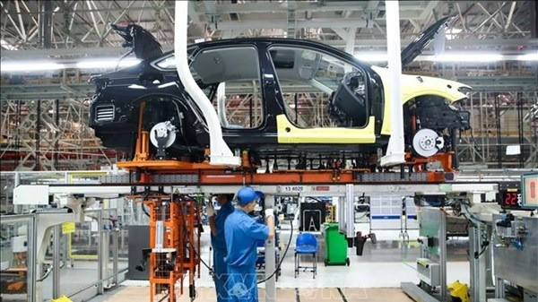 Dây chuyền lắp ráp ô-tô Volkswagen (Đức). Ảnh: THX/TTXVN