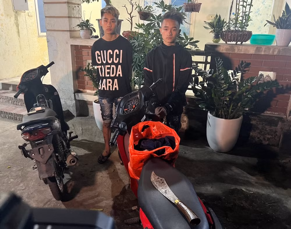 Hai đối tượng cướp tài sản và tang vật bị thu giữ. (Ảnh: Công an cung cấp)