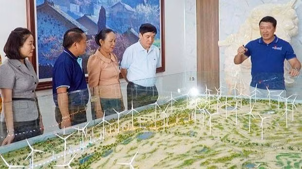 Các đại biểu nghe giới thiệu về dự án cụm trang trại điện gió B&T.