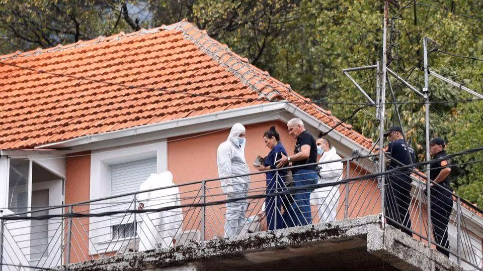 Công tố viên và nhân viên pháp y làm việc tại ngôi nhà xảy ra án mạng ở thành phố Cetinje. (Ảnh: Reuters)