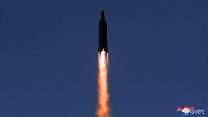 Hình ảnh một vụ phóng tên lửa do KCNA cung cấp.