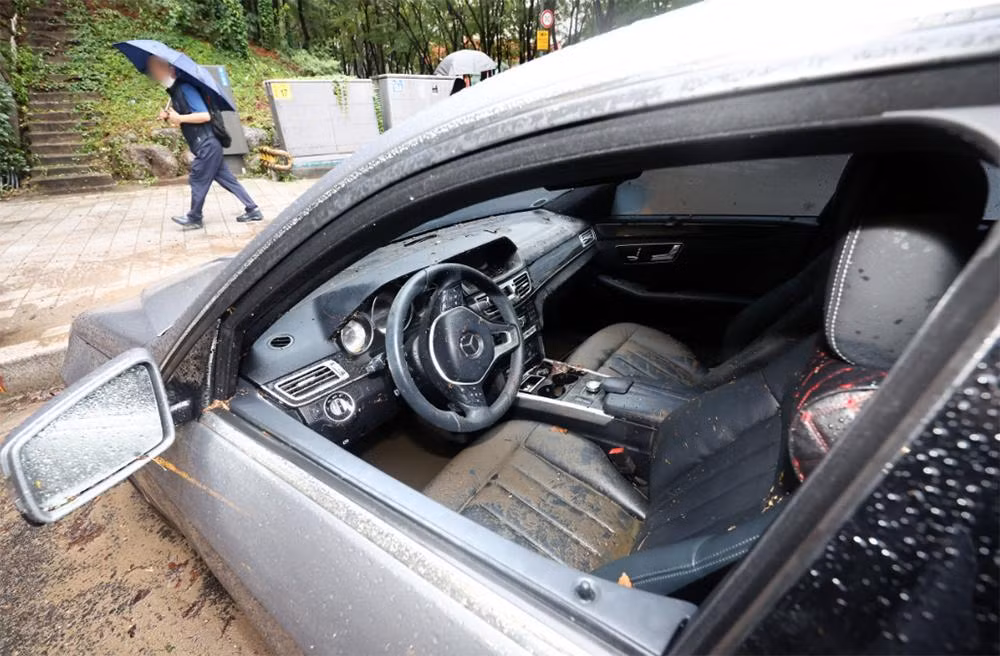 Chiếc ô-tô nằm bất động trên tuyến đường tại Seocho-gu, Seoul, ngày 9/8. (Ảnh: Yonhap)