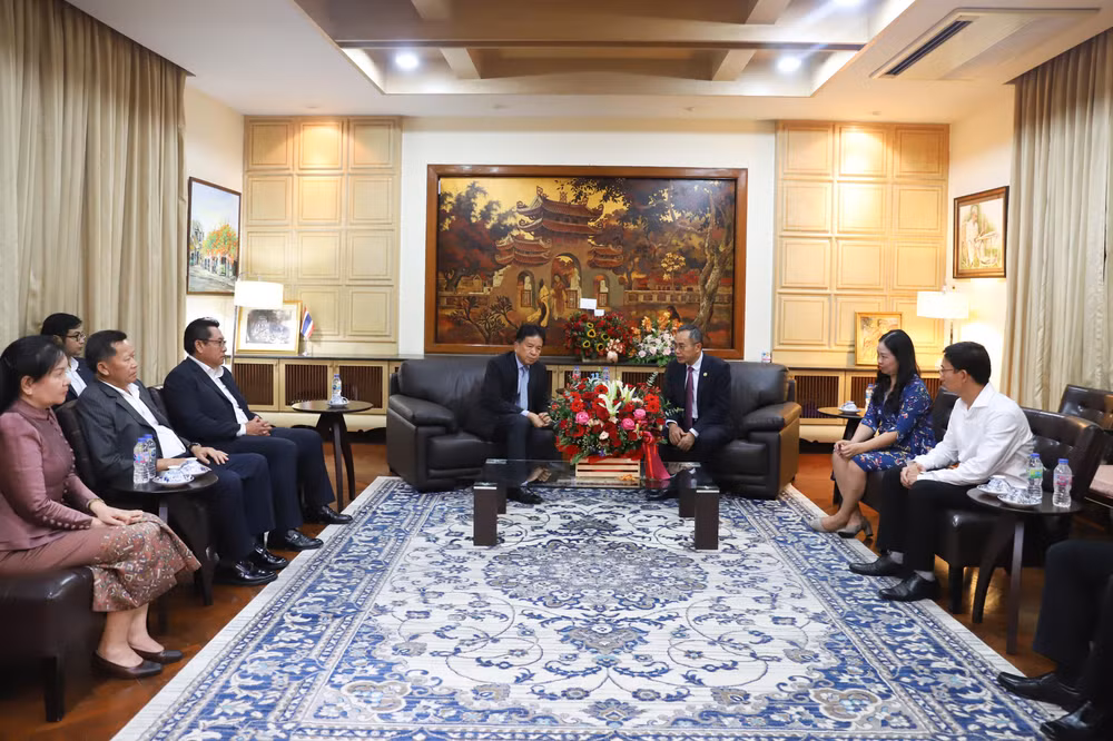 Đại sứ Lào và Đại sứ Việt Nam tại Thái Lan trò chuyện thân mật.
