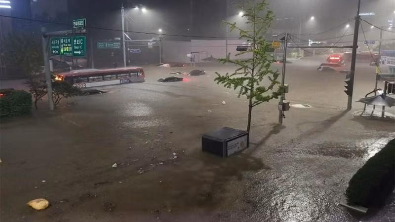 Những tuyến đường chính tại Daechidong, phía nam thủ đô, ngập hoàn toàn trong nước. (Ảnh: Yonhap)