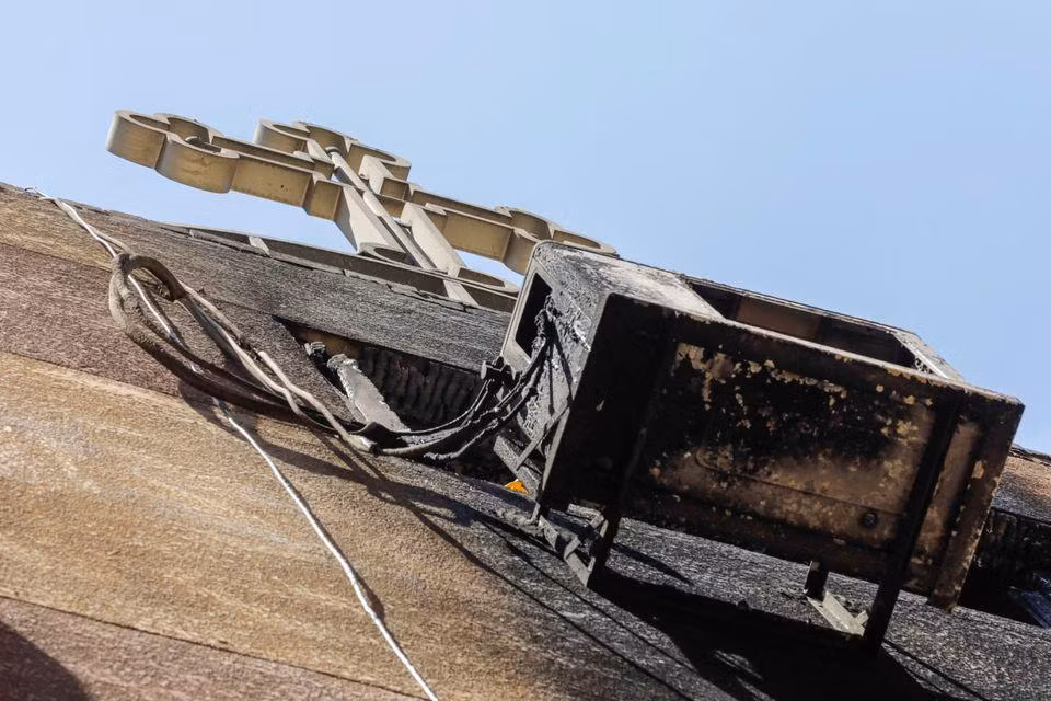 Nhà thờ Abu Sifin tại Imbaba, Gaza, bị hư hại sau đám cháy. Theo thông tin ban đầu, sự cố cháy nổ điện đã xảy ra khi 5.000 tín đồ đang dự lễ tại nhà thờ. (Ảnh: Reuters)