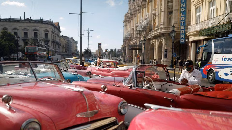 Tài xế taxi chờ du khách tại La Habana, Cuba, ngày 16/2/2022. (Ảnh: Reuters)