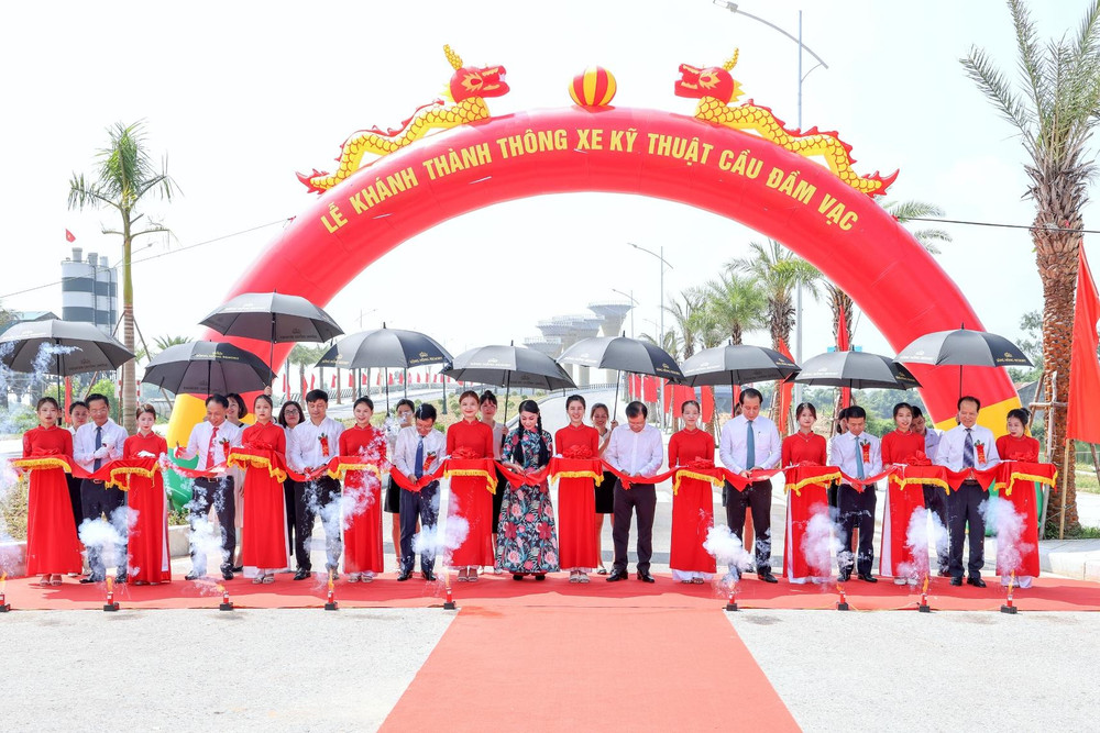 Cắt băng khánh thành thông xe kỹ thuật cầu Đầm Vạc.