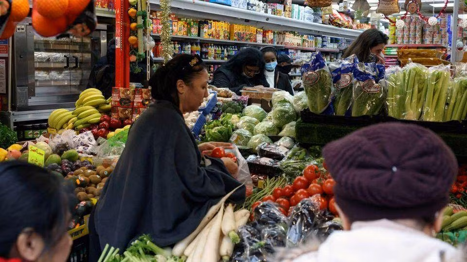 Người dân mua sắm trong một siêu thị tại London, Anh, ngày 24/12/2021. (Ảnh: Reuters)