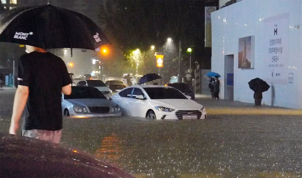Lượng mưa cộng dồn tại Seoul kể từ 12 giờ đêm 8/8 tới 5 giờ sáng 9/8 là 420mm. Mưa xuất hiện nhiều hơn so với dự báo. (Yonhap)