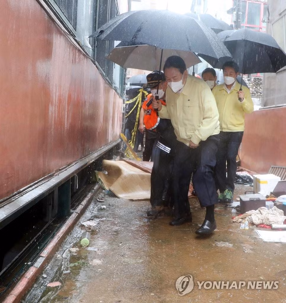 Ngập lụt nghiêm trọng ở thủ đô Seoul, Tổng thống Hàn Quốc xin lỗi người dân ảnh 1