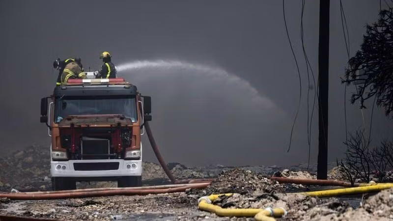 Tối 9/8 (giờ địa phương), lực lượng cứu hỏa Cuba đã khống chế được đám cháy ở kho chứa nhiên liệu bên Vịnh Matanzas. (Ảnh: Reuters)