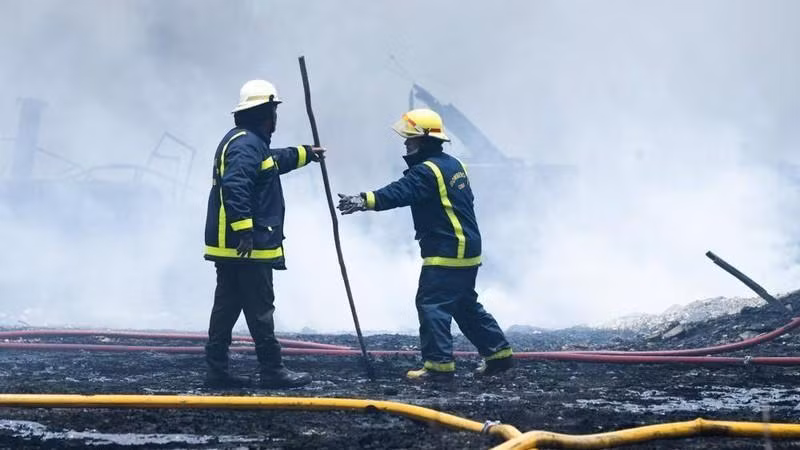 Cuối ngày 9/8, lực lượng cứu hỏa lần đầu tiên tiếp cận được hiện trường vụ cháy. (Ảnh: AP)