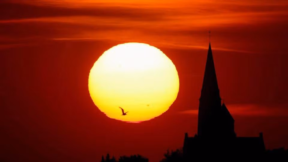 Hoàng hôn tại Oisy-le-Verger, Pháp, ngày 14/7. (Ảnh: Reuters)