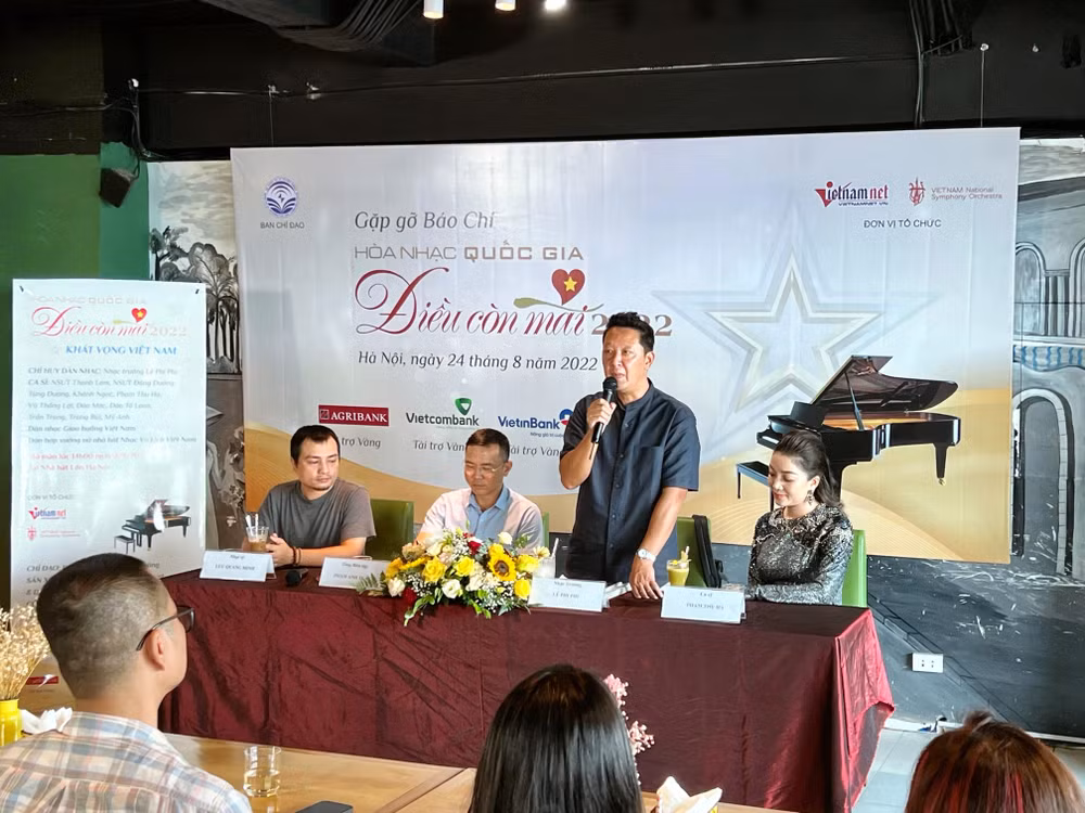 Nhạc trưởng Lê Phi Phi, người đồng hành lâu năm với hòa nhạc “Điều còn mãi”, trả lời câu hỏi tại buổi gặp gỡ báo chí.