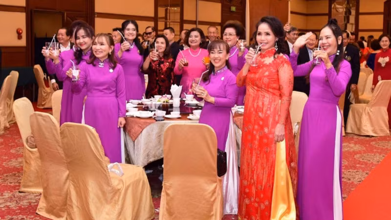 Kiều bào tại đông bắc Thái Lan nâng cốc, chúc nhau năm mới bình an.