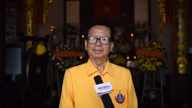 Ông Trần Văn Sáu, Chủ tịch Hội Người Thái gốc Việt tại Nakhon Phanom trả lời phỏng vấn của phóng viên Báo Nhân Dân thường trú tại Thái Lan. (Ảnh: XUÂN SƠN)