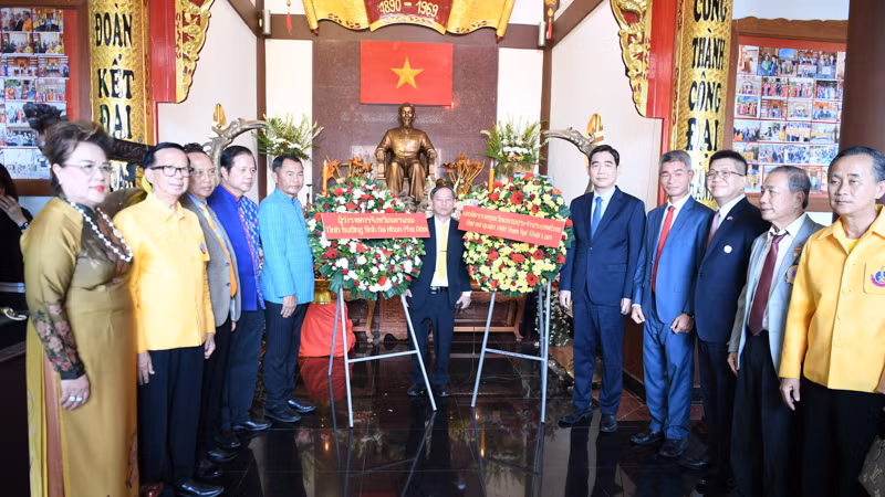 Các đại biểu dâng hoa tại Khu tưởng niệm Chủ tịch Hồ Chí Minh ở tỉnh Nakhon Phanom, Thái Lan. (Ảnh: XUÂN SƠN)
