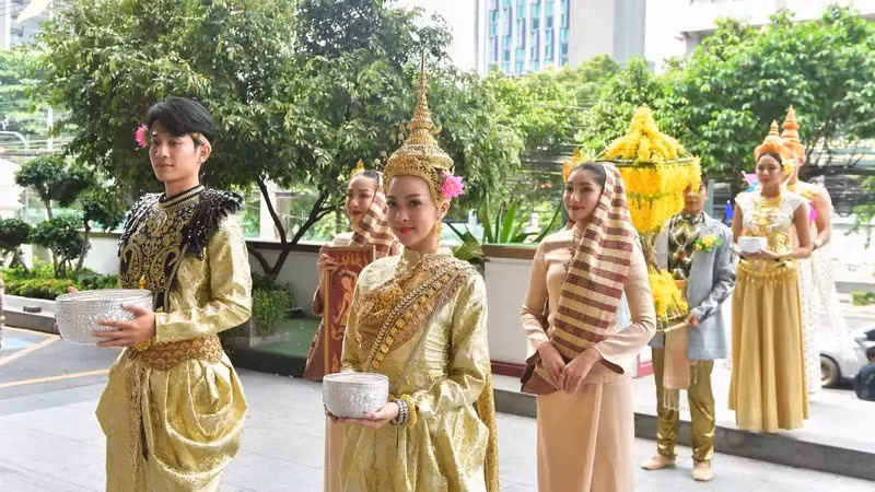 Các nghệ sĩ trong trang phục truyền thống của Thái Lan. (Ảnh: TAT)